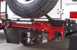 Alternative view of Montaje para gato Hi-Lift de 1.2m en el parachoques trasero de una Land Rover Defender (1983-2016)