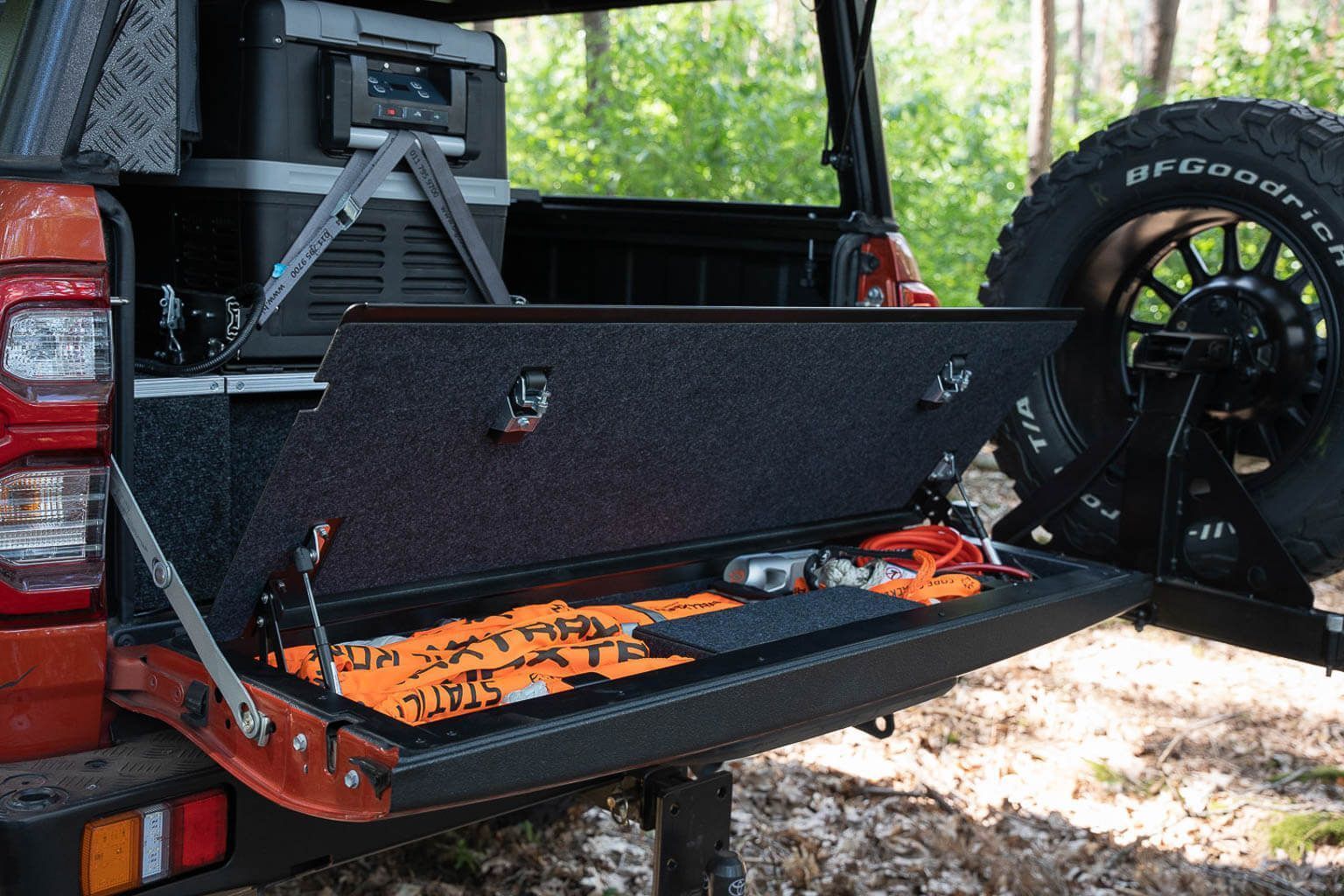 Cajón para portón trasero Hilux Revo