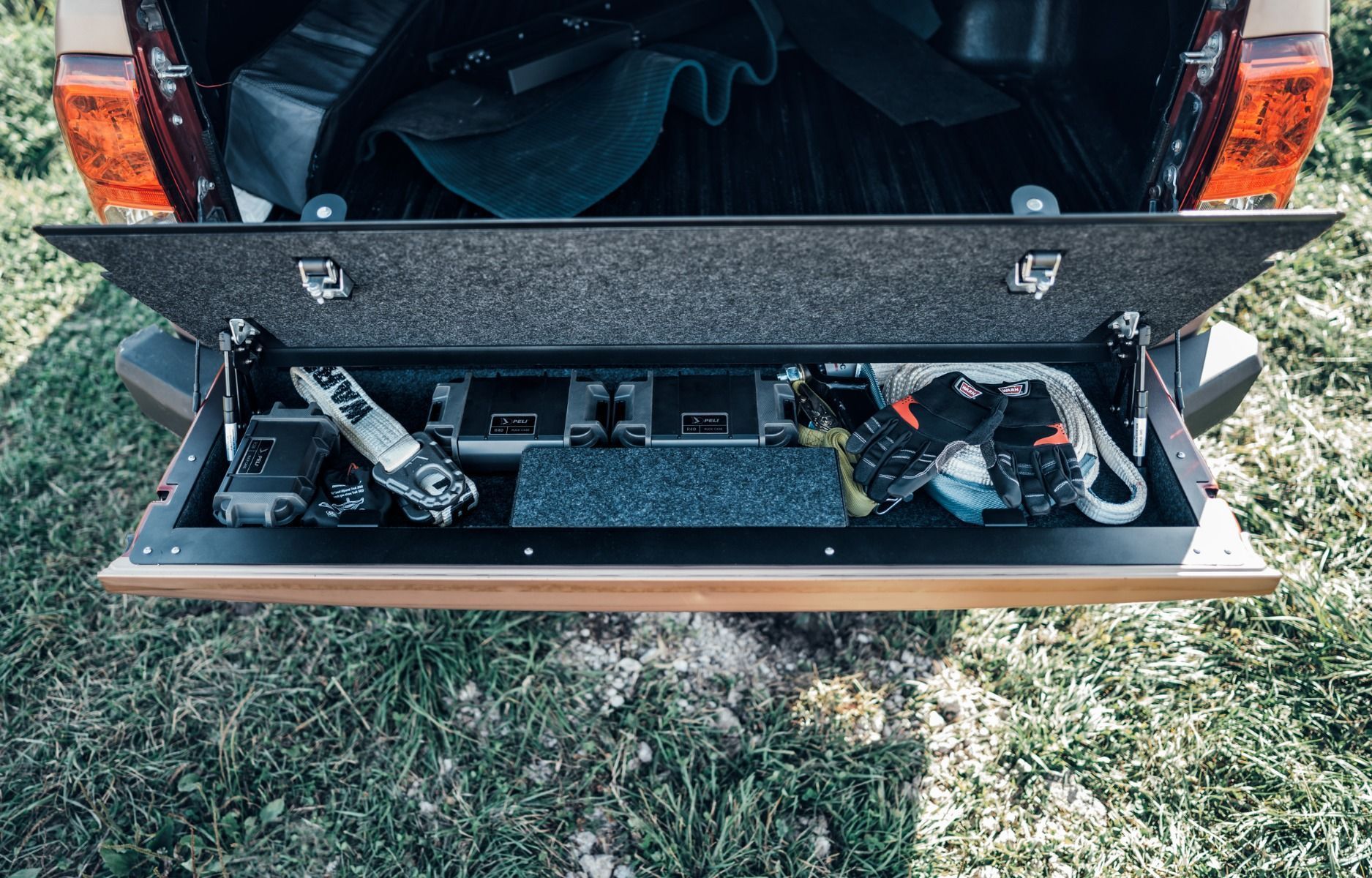 Cajón para portón trasero Hilux Revo - Imagen 3