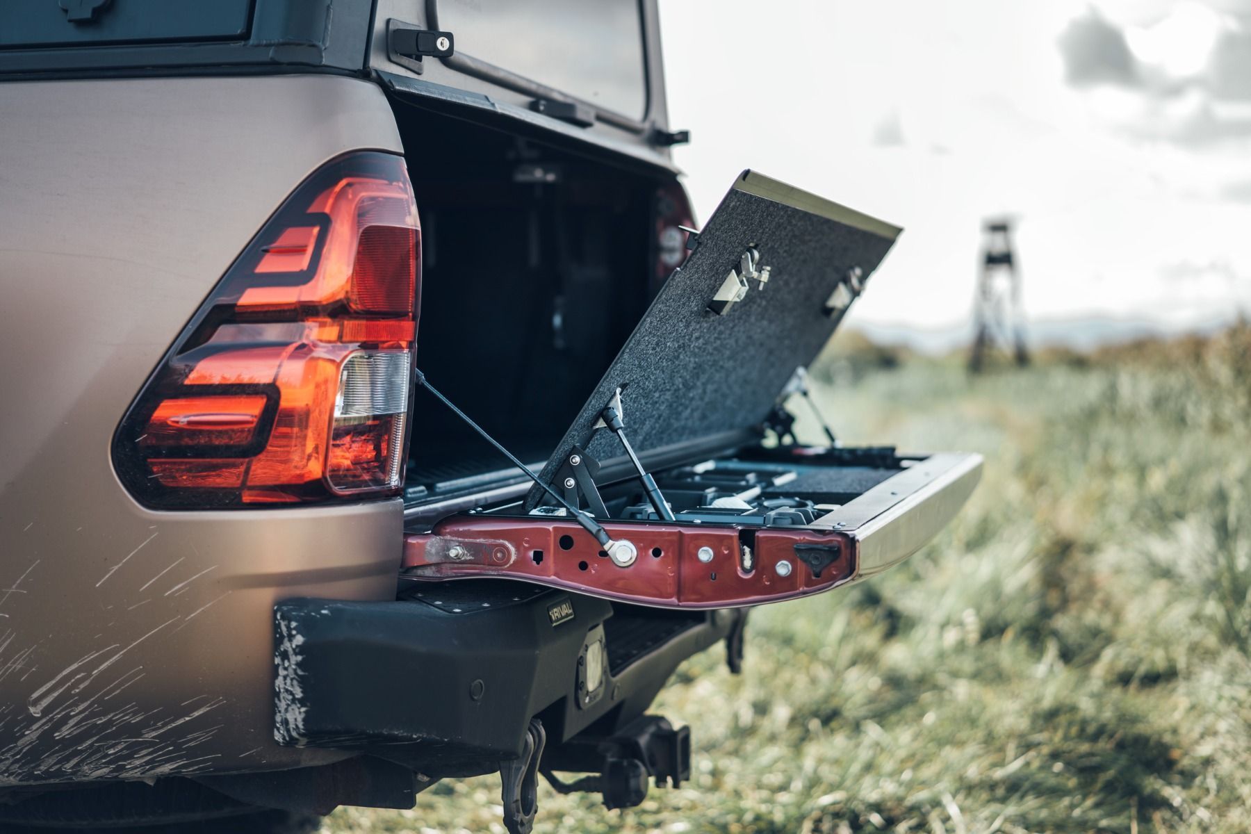 Cajón para portón trasero Hilux Revo - Imagen 5