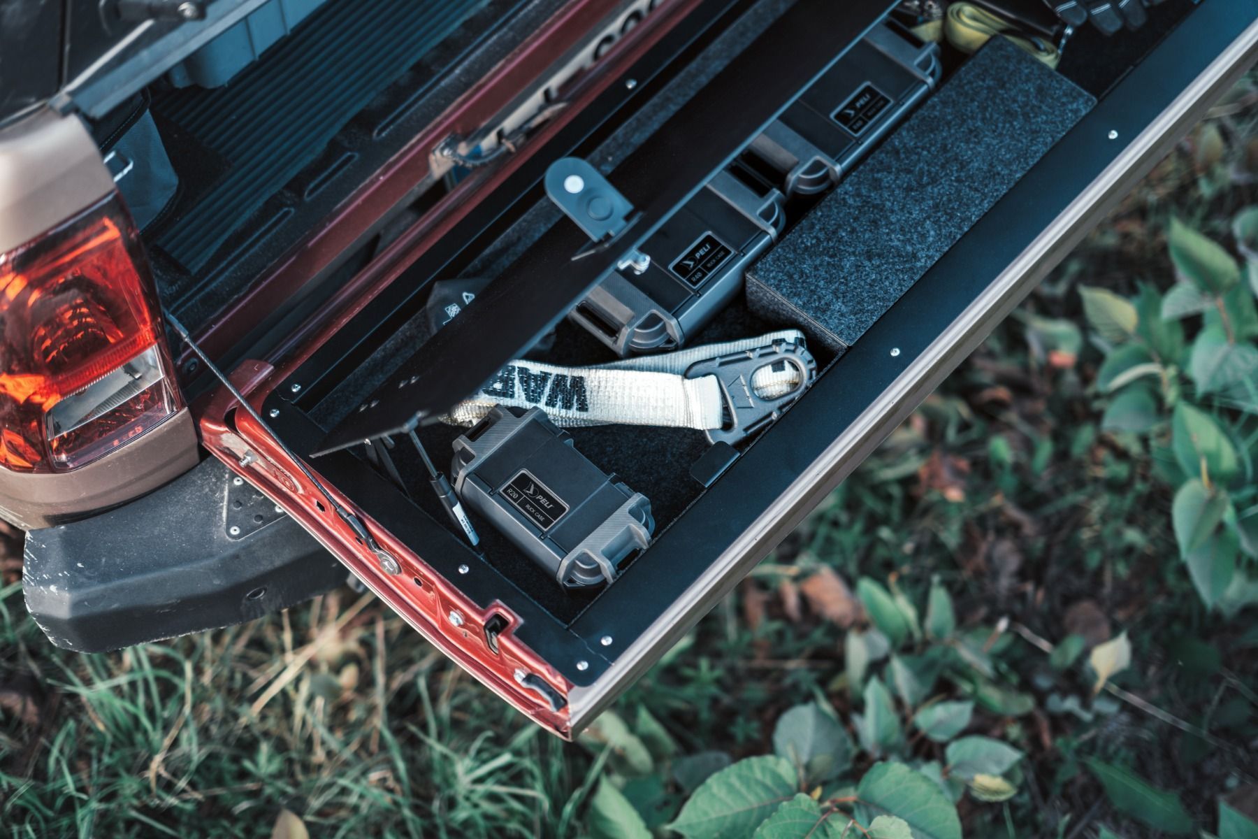 Cajón para portón trasero Hilux Revo - Imagen 6