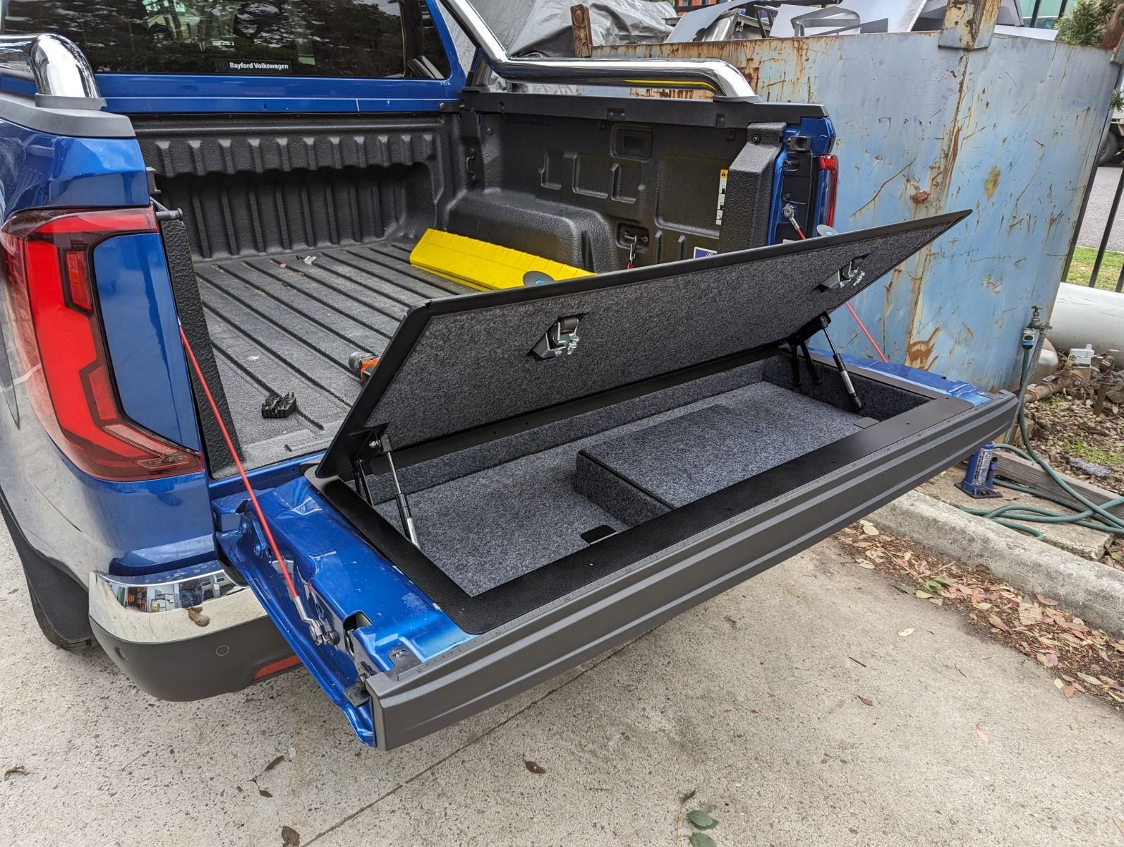 Cajón para portón trasero Volkswagen Amarok 2023-