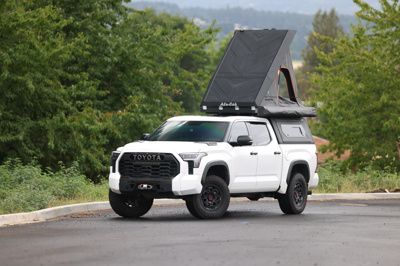 Alu-Cab Canopy Contour Toyota Tundra 5.5 2022+ Con Ventanas2