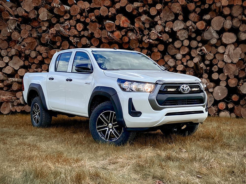 Kit Parrilla Toyota Hilux (2021-Present) Linear