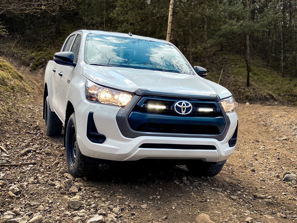 Kit Parrilla Toyota Hilux (2021-Present) Linear7