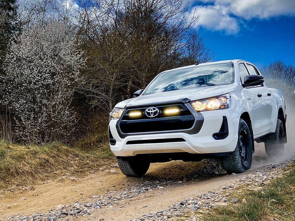 Kit Parrilla Toyota Hilux (2021-Present) Linear8