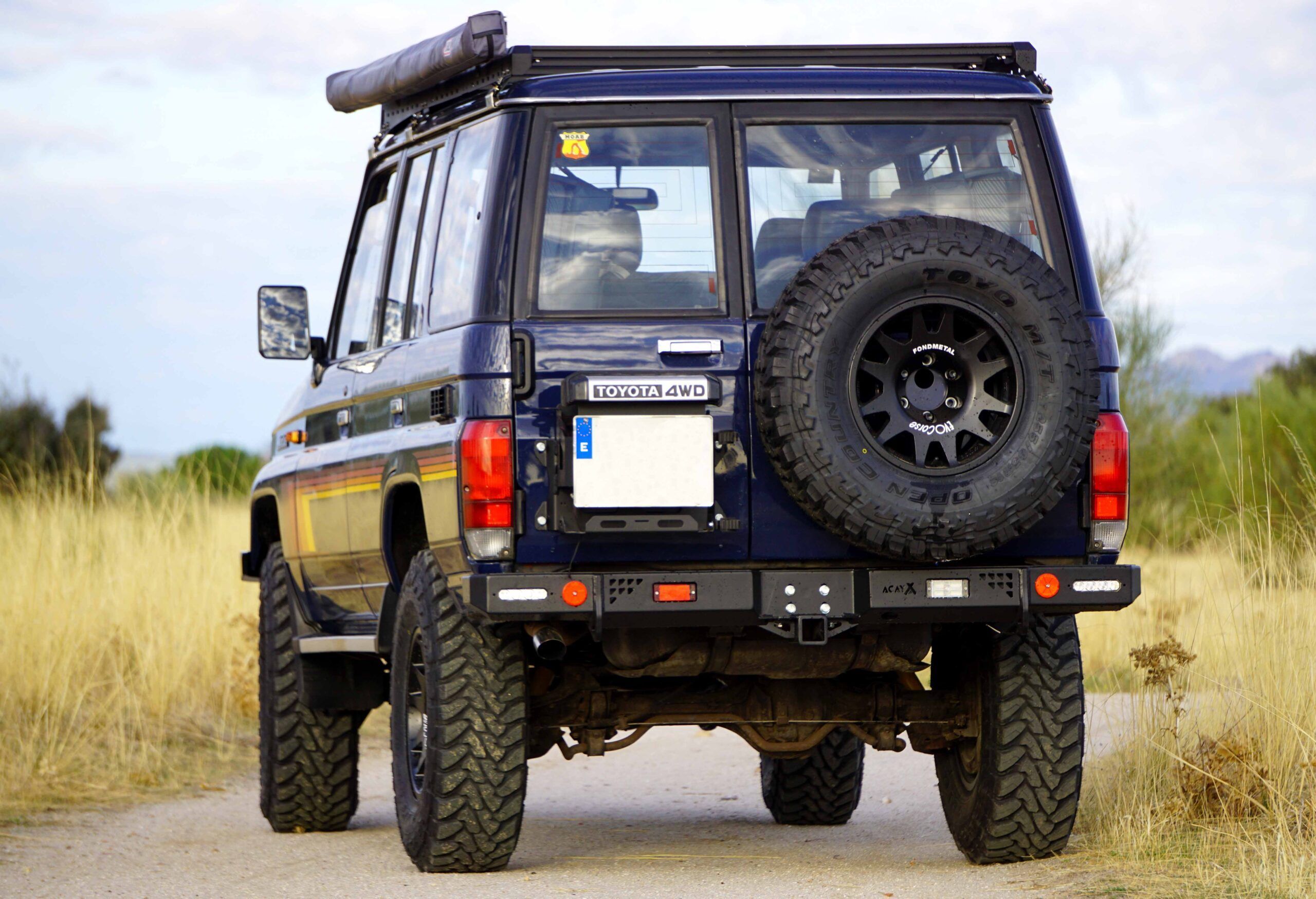 Paragolpes trasero Toyota Land Cruiser 77