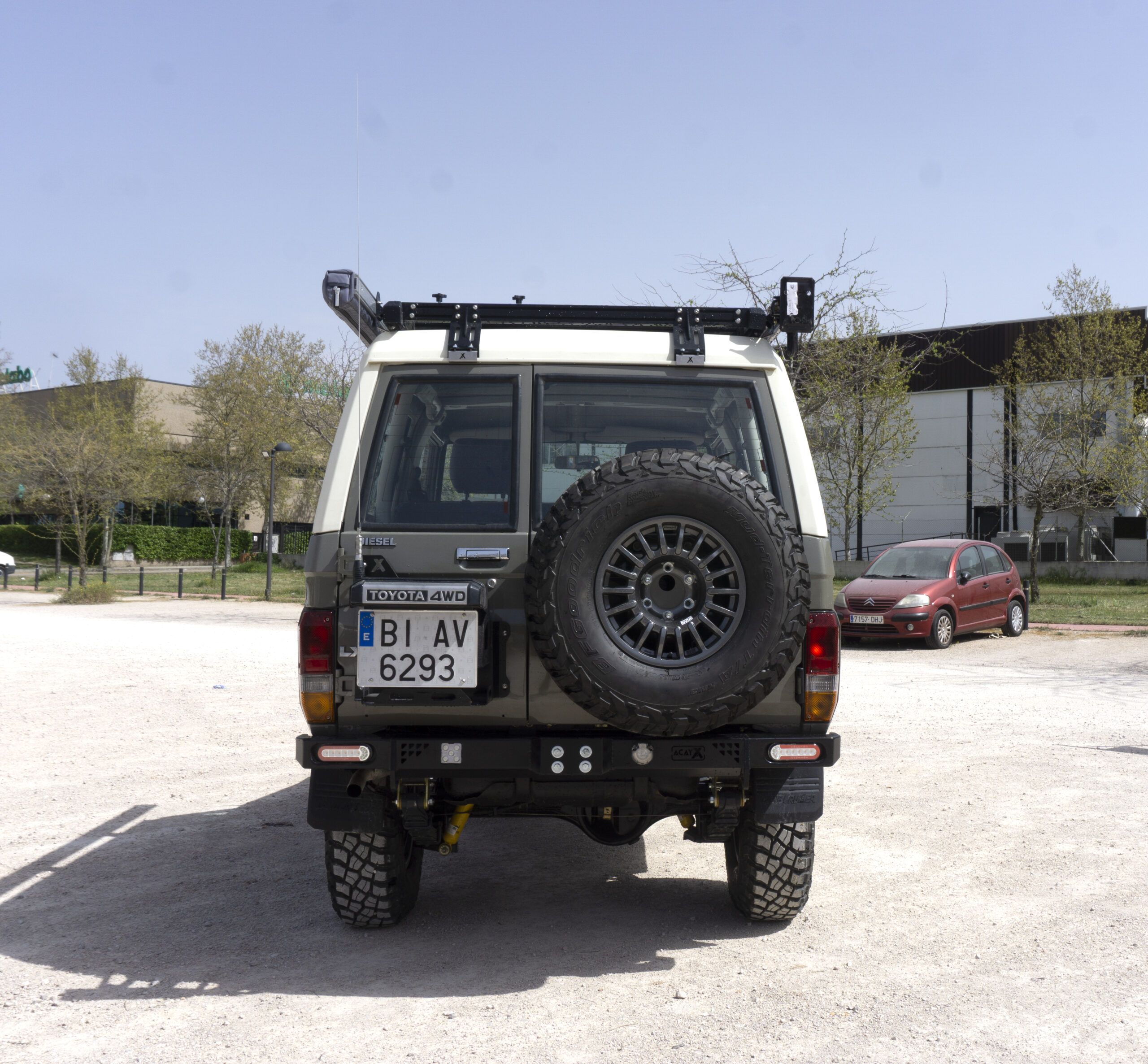 Paragolpes trasero Toyota Land Cruiser 70 1984-1996