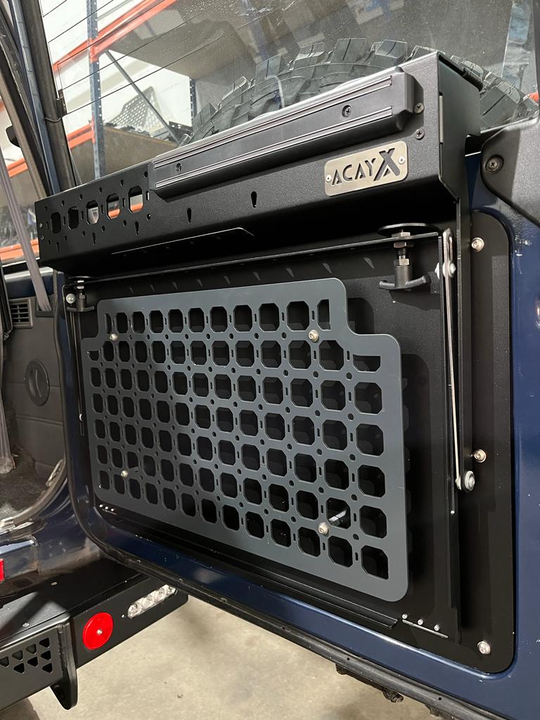 Mesa dobrável na porta traseira do Toyota LC 772