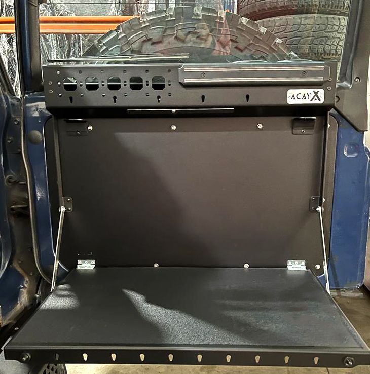 Mesa dobrável na porta traseira do Toyota LC 773