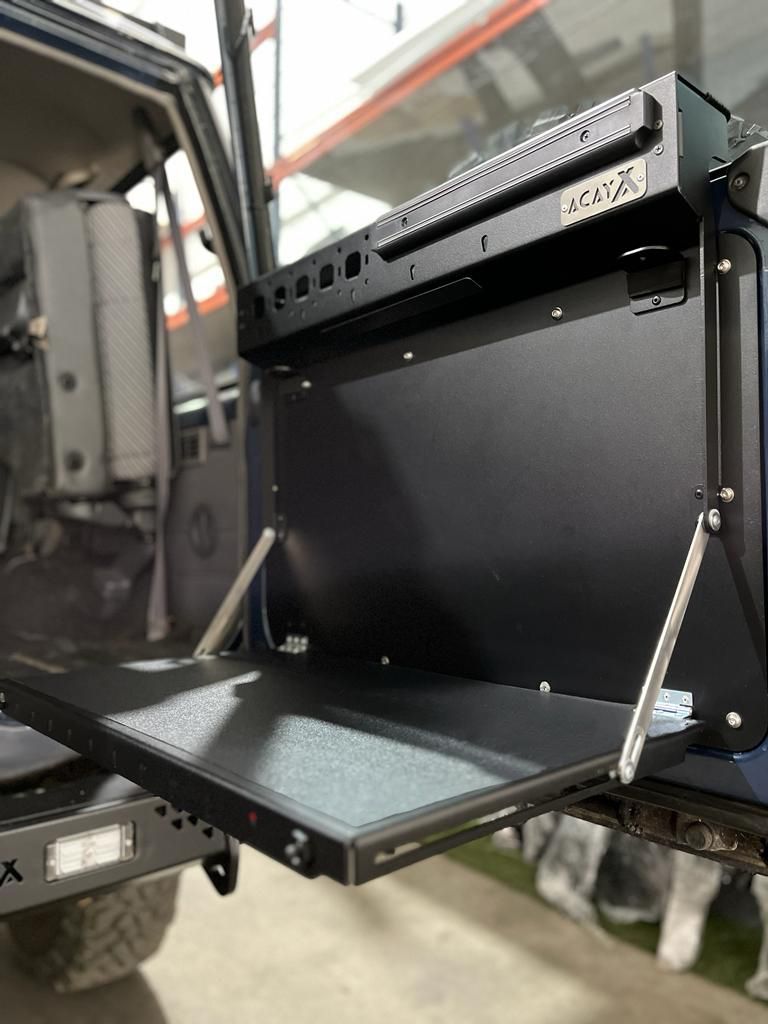 Mesa dobrável na porta traseira do Toyota LC 77