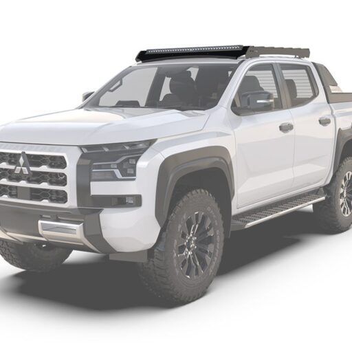 Vista alternativa do defletor de vento/barra de luz para rack de teto Simsport, pronto para Mitsubishi Triton MV 6ª geração Cabine Dupla (2024-presente).