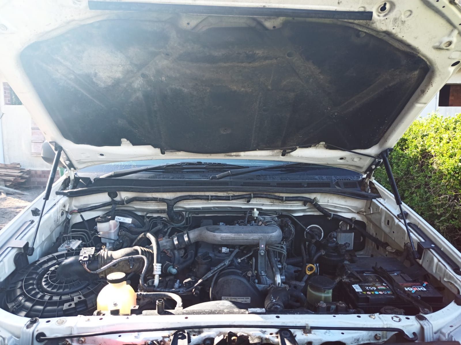 Elevador de capó EZDown Toyota Hilux (2006-2015)1